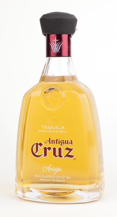 Bottle of Antigua Cruz Añejo
