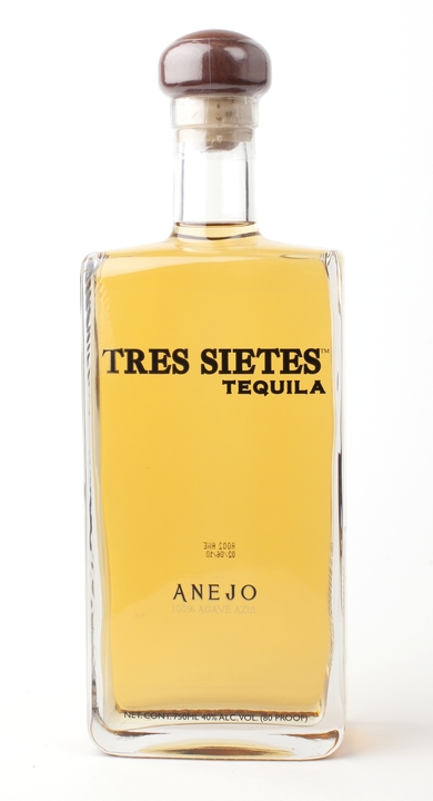 Bottle of Tres Sietes Añejo