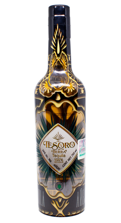 Bottle of El Tesoro de Mi Tierra Añejo