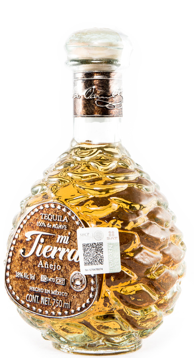Bottle of Mi Tierra Añejo