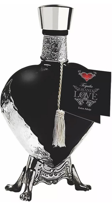 Bottle of Par 72 Grand Love "Black Heart" Extra Añejo