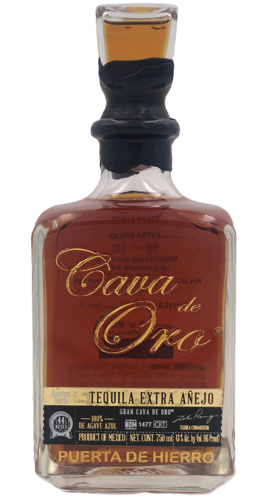 Bottle of Cava de Oro Barrica Selecta Cask Strength Extra Añejo