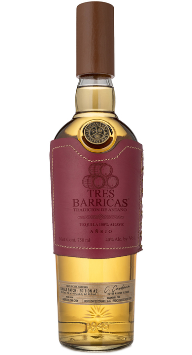 Bottle of Tres Barricas Añejo